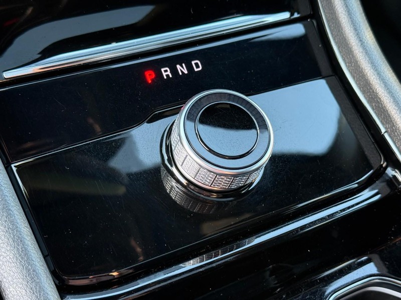 Jeep Grand Cherokee L Vehicle Full-screen Gallery Image 22