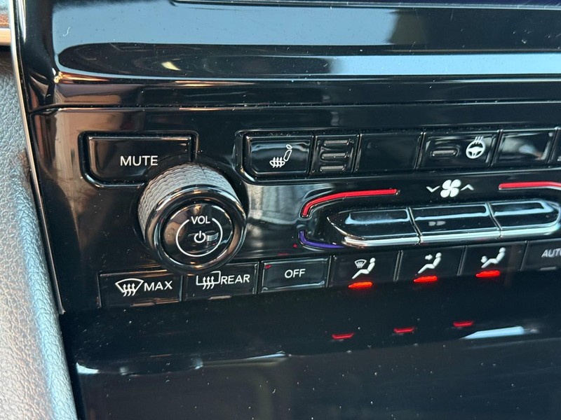 Jeep Grand Cherokee L Vehicle Full-screen Gallery Image 23