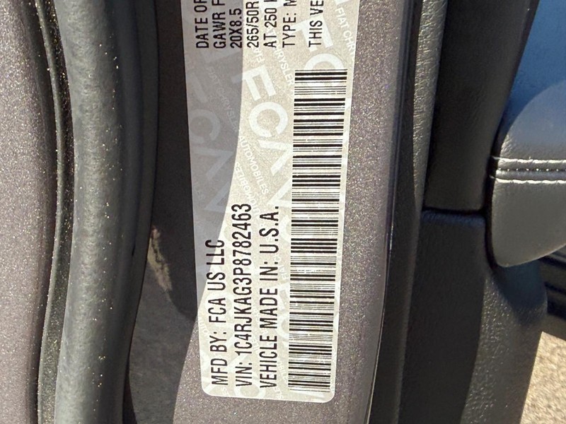 Jeep Grand Cherokee L Vehicle Full-screen Gallery Image 25