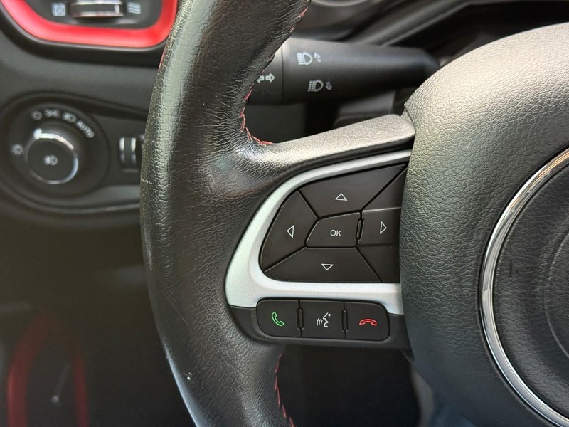 Jeep Renegade Vehicle Image 23