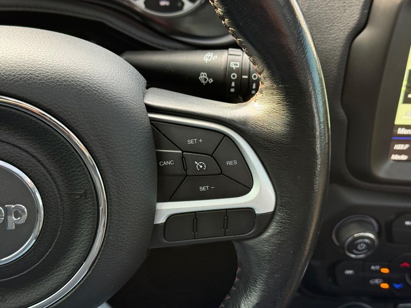 Jeep Renegade Vehicle Image 24