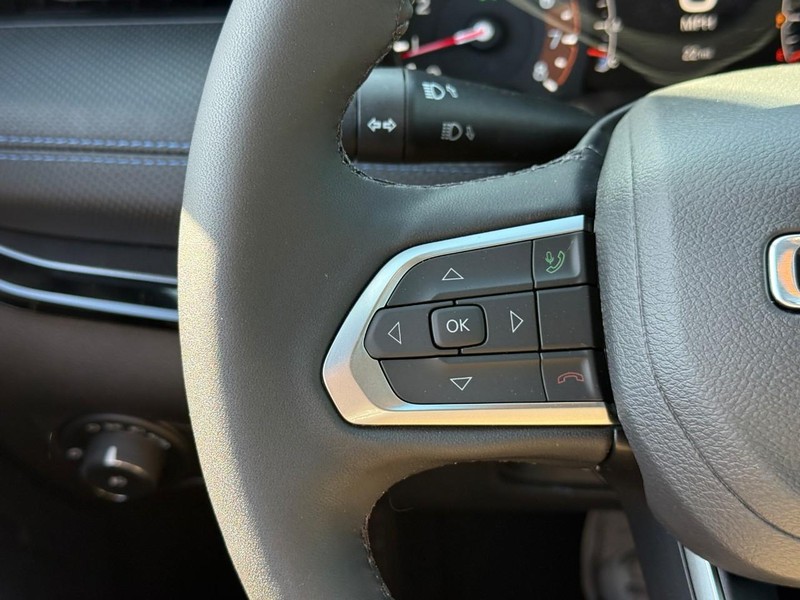 Jeep Compass Vehicle Image 16