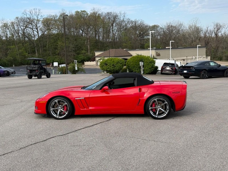 Chevrolet Corvette Vehicle Full-screen Gallery Image 2