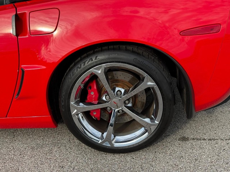 Chevrolet Corvette Vehicle Full-screen Gallery Image 4