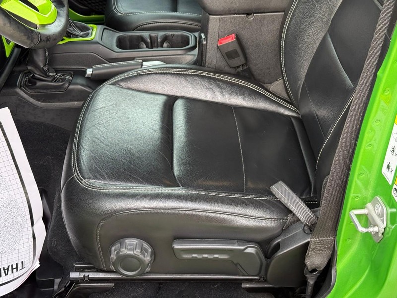 Jeep Wrangler Unlimited Vehicle Full-screen Gallery Image 16