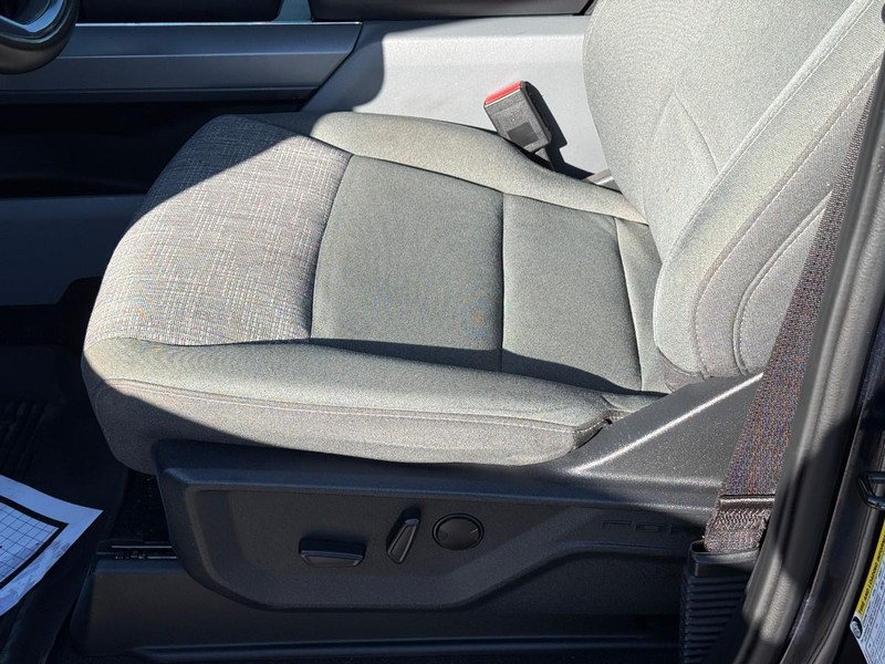 Ford F-150 Vehicle Full-screen Gallery Image 16