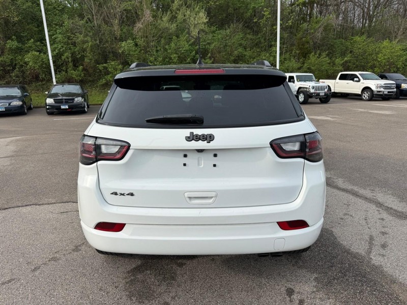 Jeep Compass Vehicle Full-screen Gallery Image 6