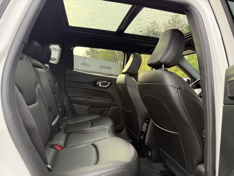 Jeep Compass Vehicle Full-screen Gallery Image 10