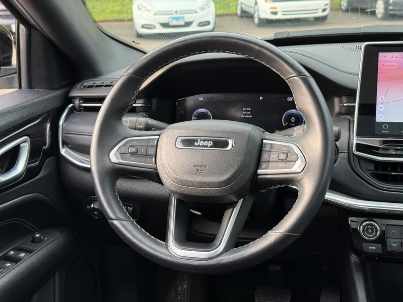 Jeep Compass Vehicle Full-screen Gallery Image 12