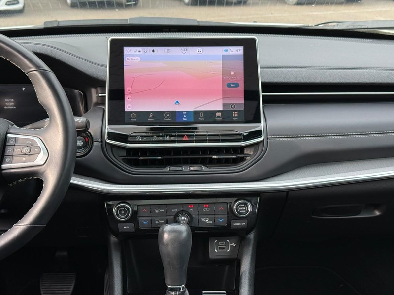 Jeep Compass Vehicle Full-screen Gallery Image 13