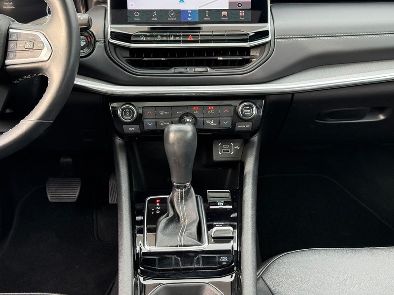 Jeep Compass Vehicle Full-screen Gallery Image 14