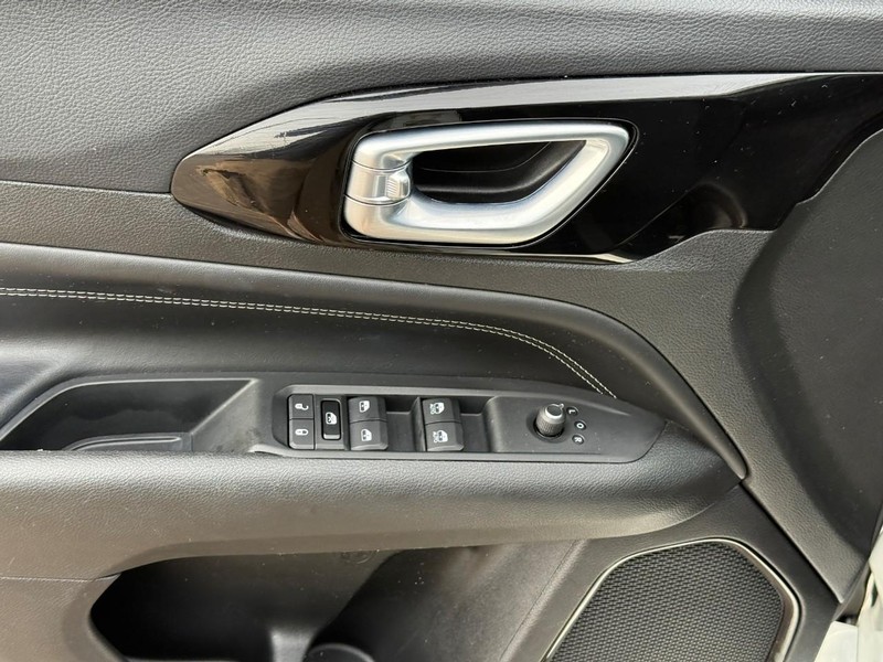 Jeep Compass Vehicle Full-screen Gallery Image 15