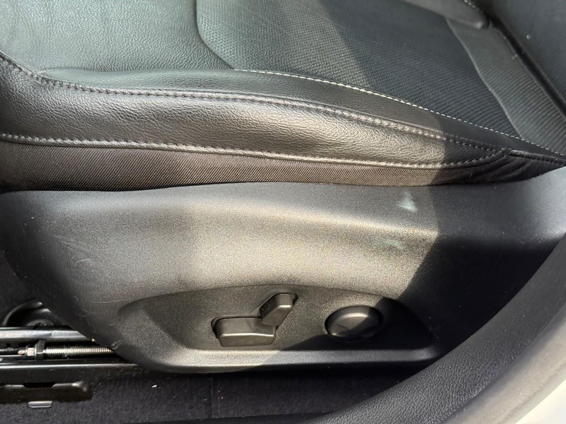 Jeep Compass Vehicle Full-screen Gallery Image 17