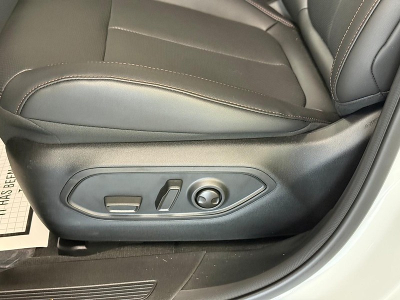 Jeep Cherokee Vehicle Full-screen Gallery Image 11