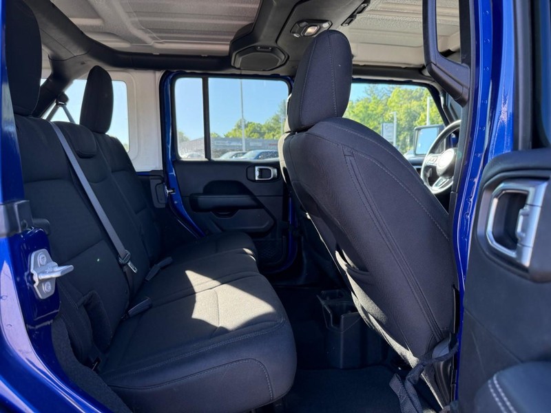 Jeep Wrangler Unlimited Vehicle Full-screen Gallery Image 10