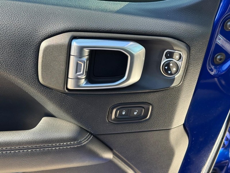 Jeep Wrangler Unlimited Vehicle Full-screen Gallery Image 16