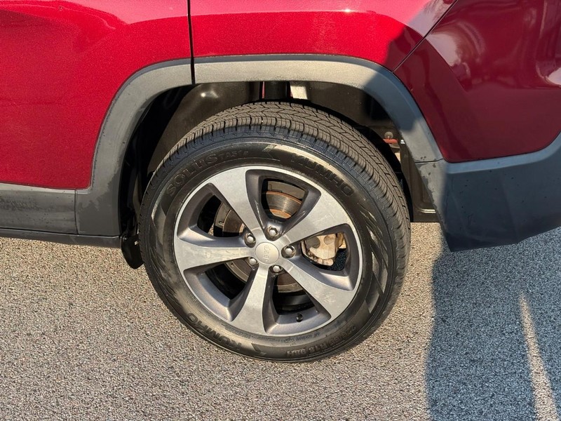 Jeep Cherokee Vehicle Image 05