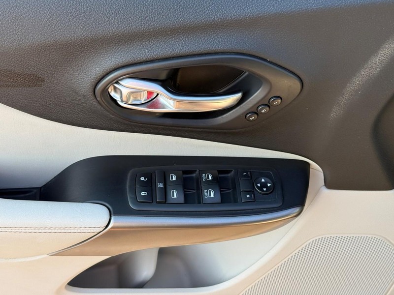 Jeep Cherokee Vehicle Image 19