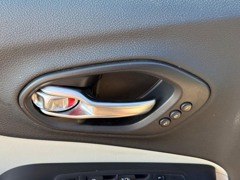 Jeep Cherokee Vehicle Image 20