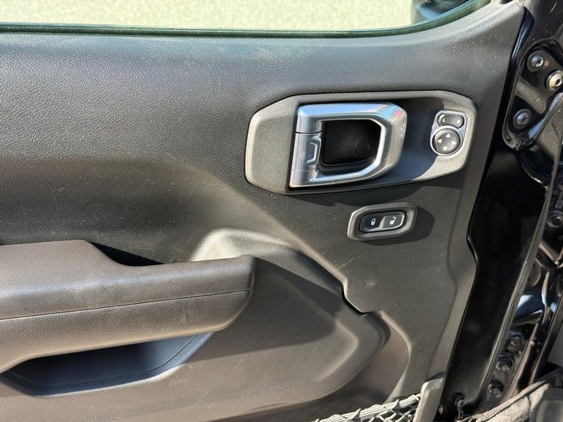 Jeep Wrangler Vehicle Full-screen Gallery Image 11