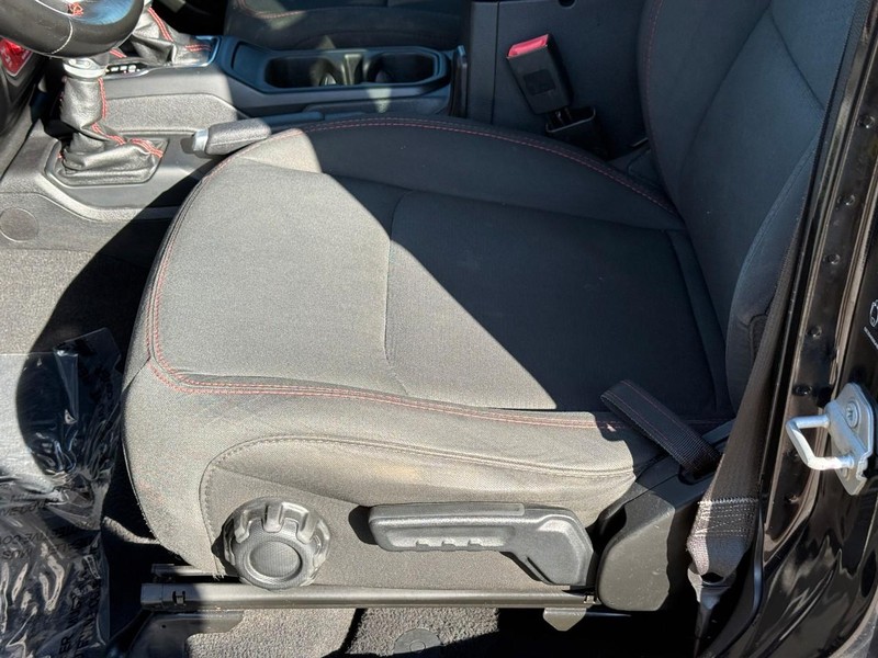 Jeep Wrangler Vehicle Full-screen Gallery Image 12