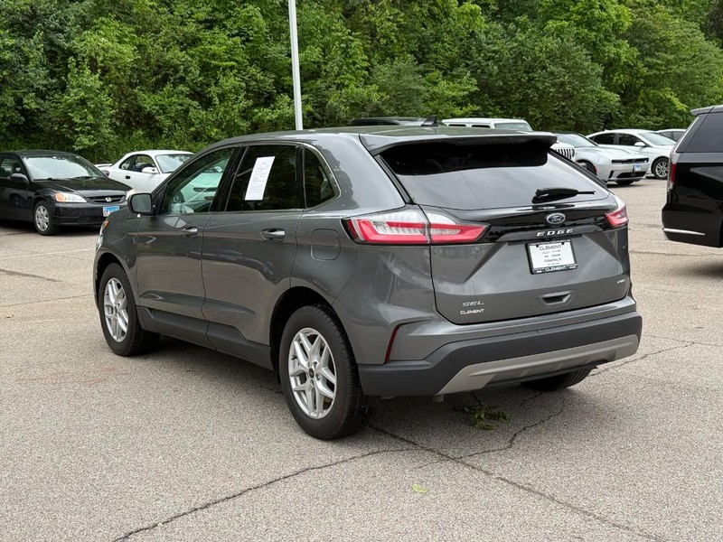 Ford Edge Vehicle Full-screen Gallery Image 3
