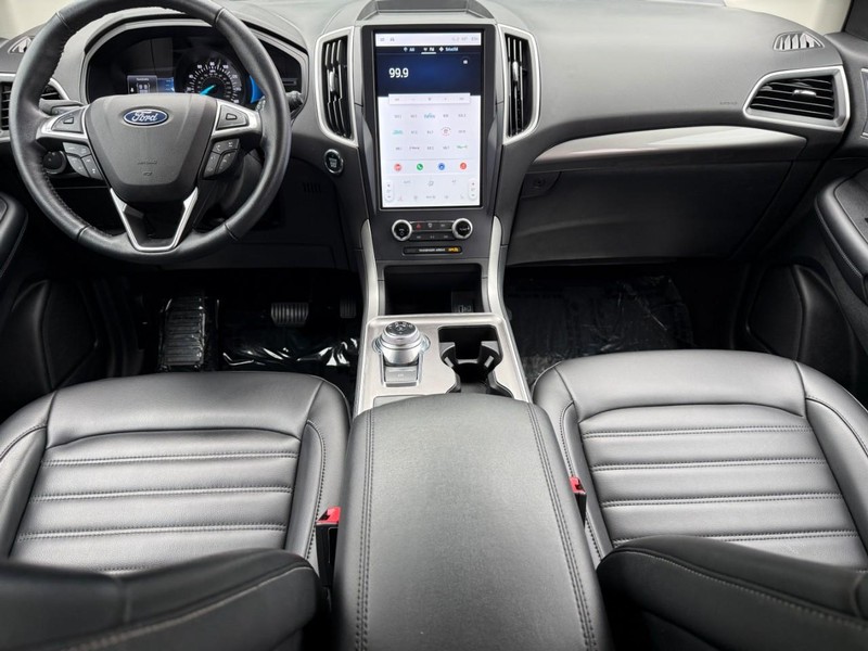 Ford Edge Vehicle Full-screen Gallery Image 12