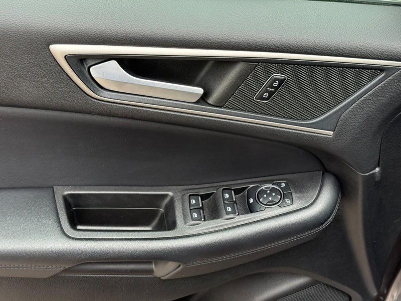 Ford Edge Vehicle Full-screen Gallery Image 16