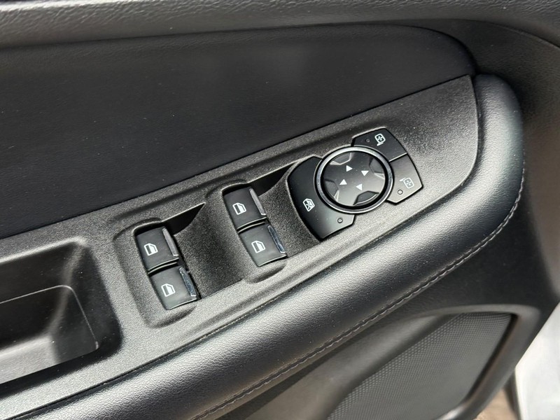 Ford Edge Vehicle Full-screen Gallery Image 17