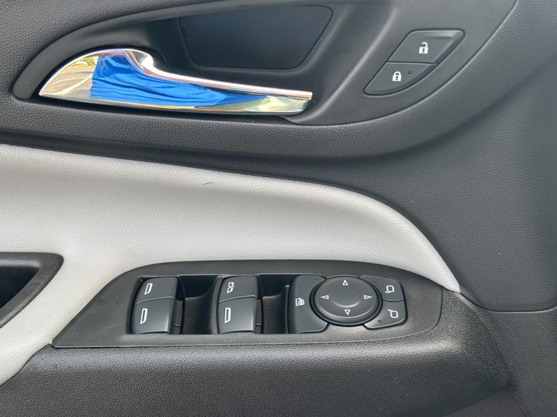 Chevrolet Equinox Vehicle Full-screen Gallery Image 18