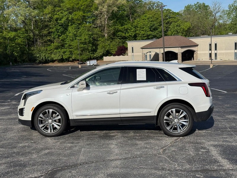 Cadillac XT5 Vehicle Full-screen Gallery Image 2