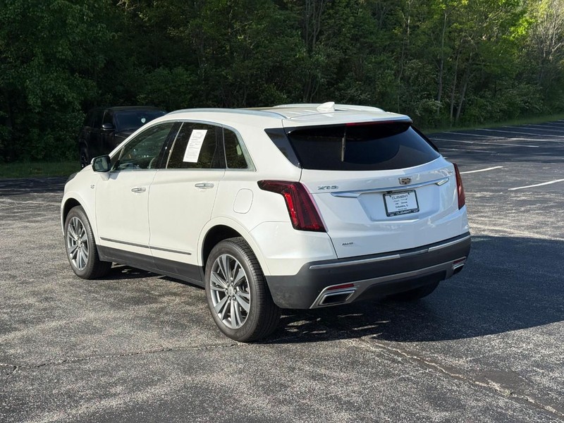 Cadillac XT5 Vehicle Full-screen Gallery Image 3