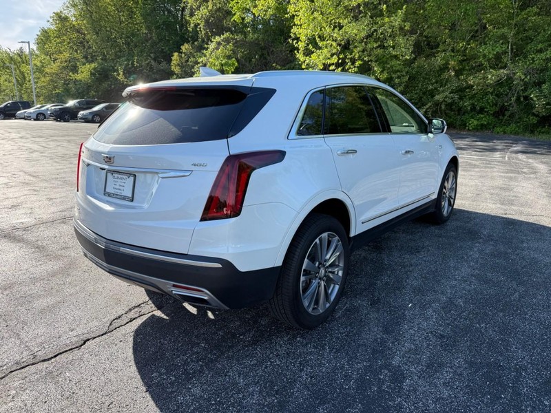 Cadillac XT5 Vehicle Full-screen Gallery Image 7