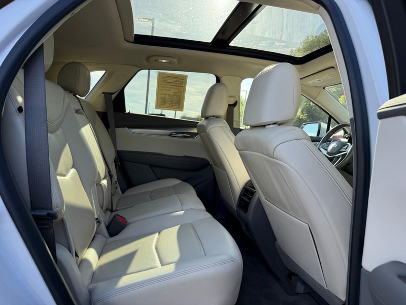 Cadillac XT5 Vehicle Full-screen Gallery Image 10