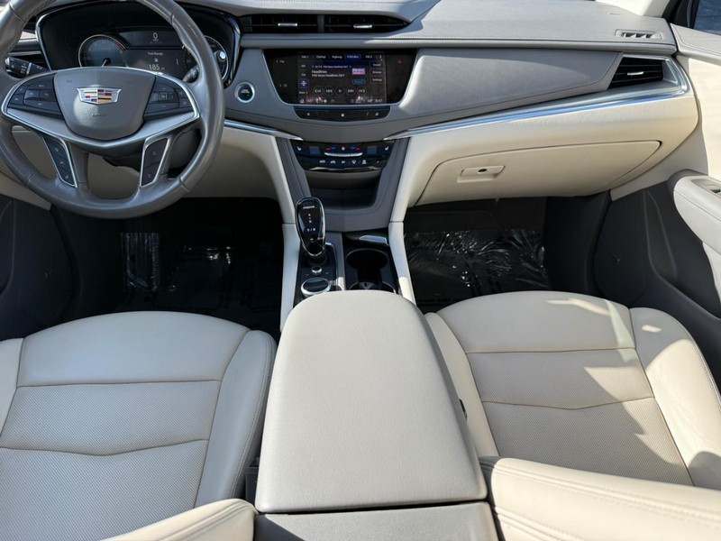 Cadillac XT5 Vehicle Full-screen Gallery Image 11