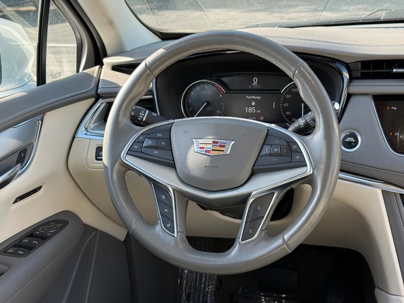 Cadillac XT5 Vehicle Full-screen Gallery Image 12