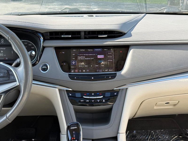 Cadillac XT5 Vehicle Full-screen Gallery Image 13