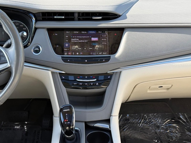 Cadillac XT5 Vehicle Full-screen Gallery Image 14