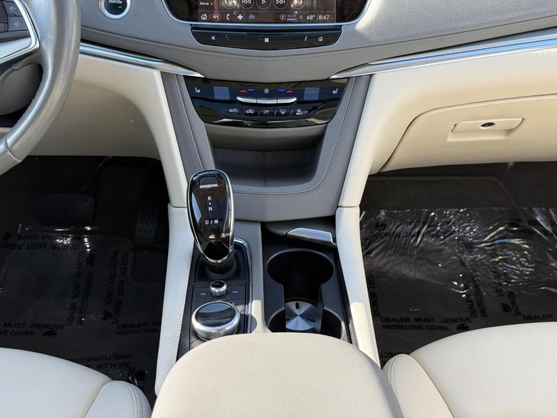 Cadillac XT5 Vehicle Full-screen Gallery Image 15