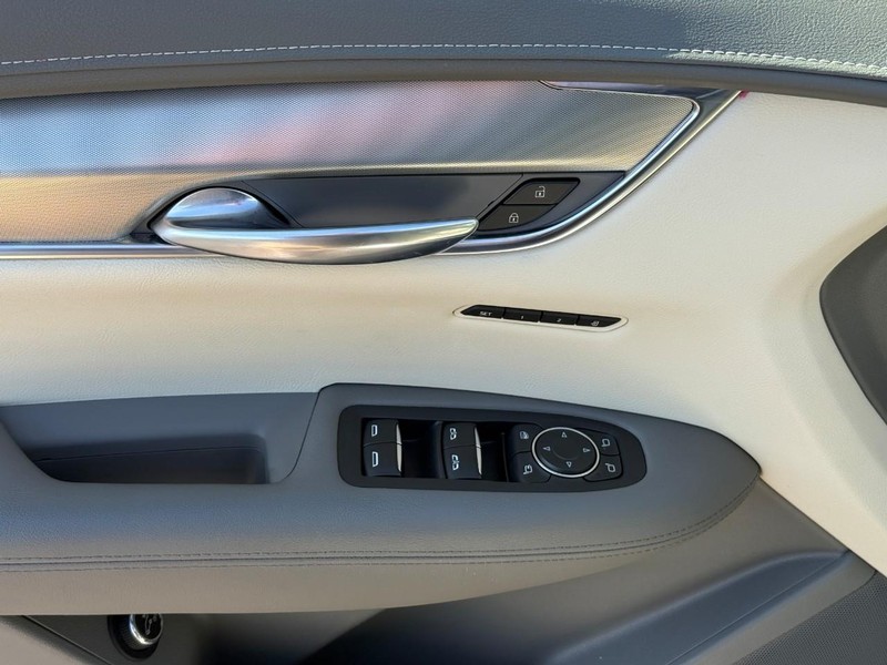 Cadillac XT5 Vehicle Full-screen Gallery Image 16