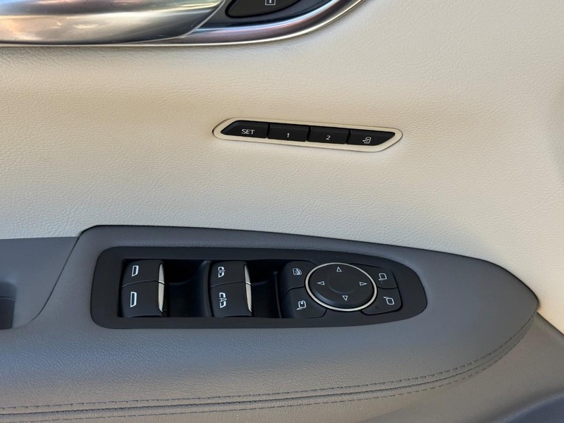 Cadillac XT5 Vehicle Full-screen Gallery Image 17