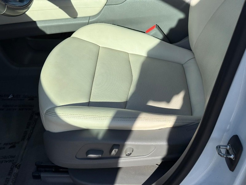 Cadillac XT5 Vehicle Full-screen Gallery Image 18