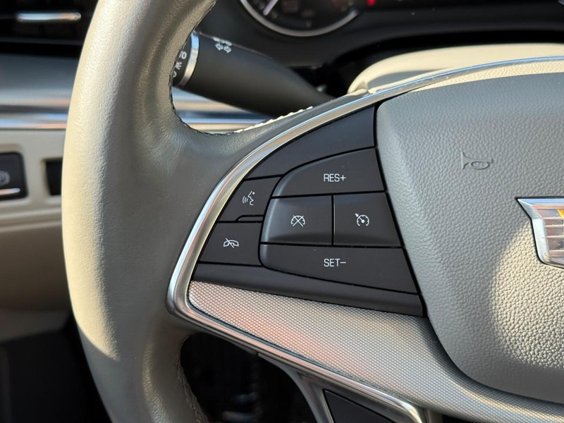 Cadillac XT5 Vehicle Full-screen Gallery Image 19