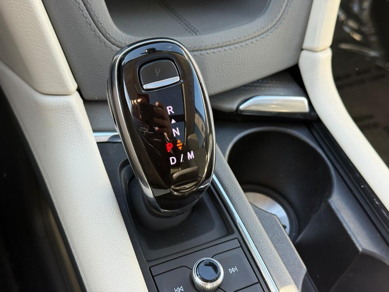 Cadillac XT5 Vehicle Full-screen Gallery Image 22