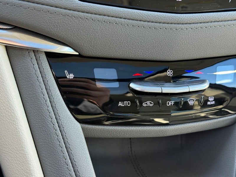 Cadillac XT5 Vehicle Full-screen Gallery Image 23