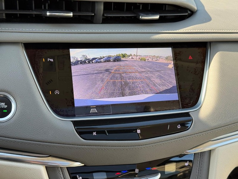 Cadillac XT5 Vehicle Full-screen Gallery Image 24