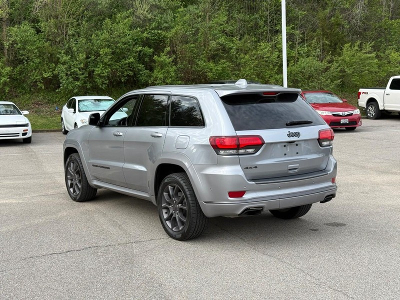Jeep Grand Cherokee Vehicle Full-screen Gallery Image 3