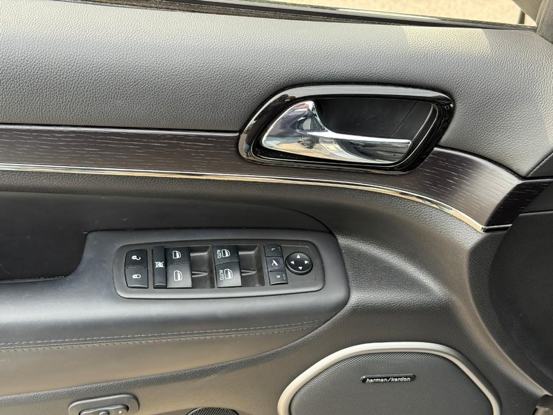 Jeep Grand Cherokee Vehicle Full-screen Gallery Image 15