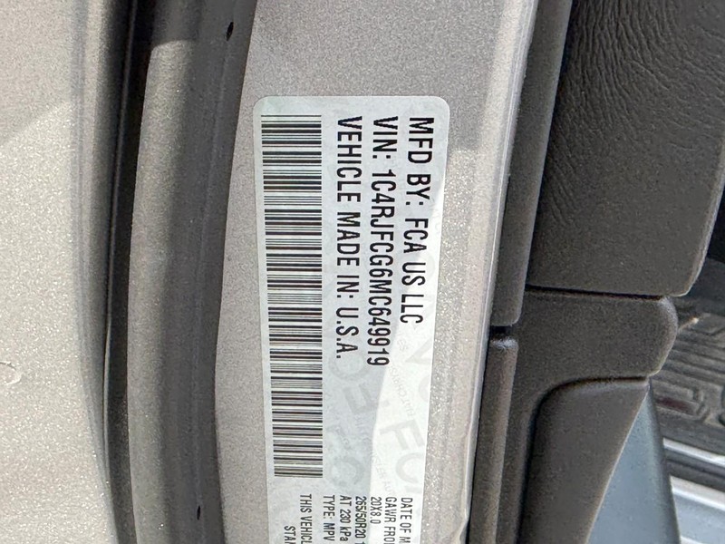 Jeep Grand Cherokee Vehicle Full-screen Gallery Image 24