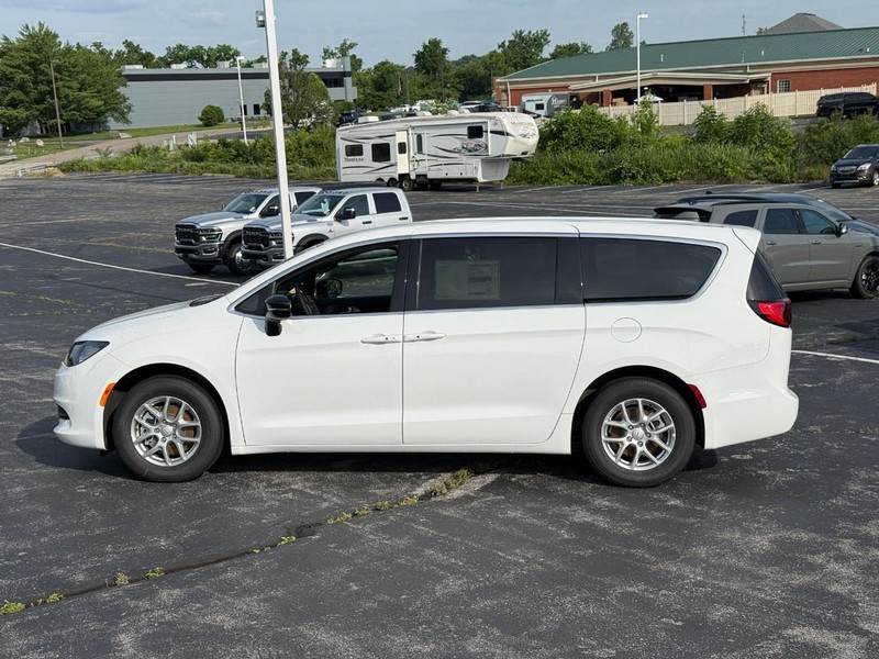 Chrysler Voyager Vehicle Full-screen Gallery Image 2
